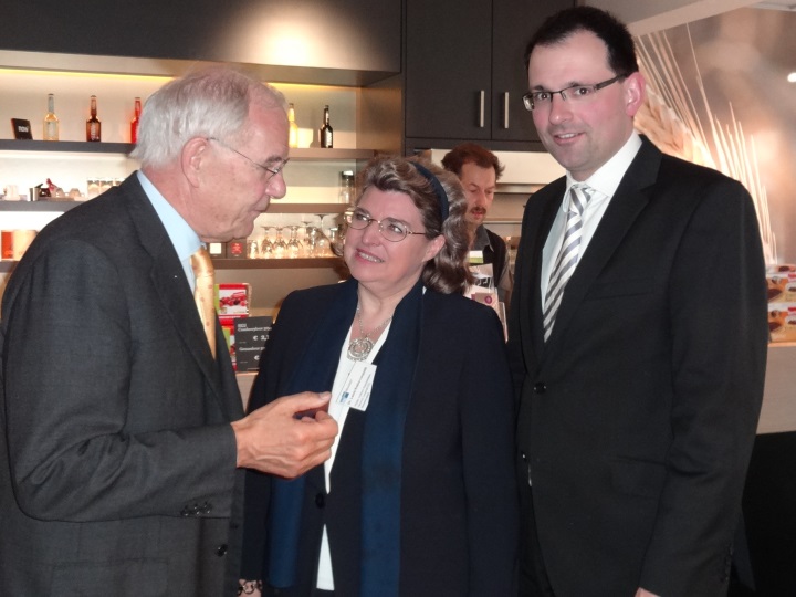 MdL Martin Schffel im Gesprch mit Dr. Laura Krainz-Leupoldt und Prof. Brun-Hagen Hennerkes (von rechts nach links)