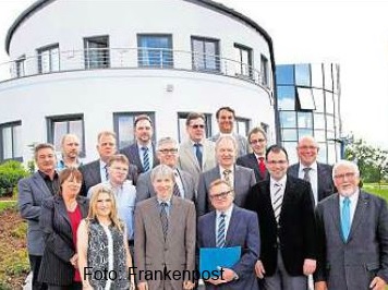 Bei der bergabe des Frderbescheids:Thomas Engel von der Regierung (vorne, Zweiter von links) mit Firmenchef Rainer Denndrfer (rechts daneben) und Ehrengsten. 