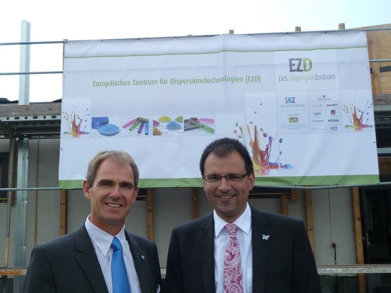 SKZ-Institutsdirektor Professor Dr. Martin Bastian (links) dankt Landtagsabgeordnetem Martin Schffel fr seinen engagierten Einsatz fr das EZD. 