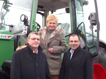 Nicht nehmen lie es sich Kornelia Schaffhauser zusammen mit Martin Schffel eine Runde mit einem fabrikneuen Fendt 724 auf dem Hof der BayWa zu drehen. Hier zusammen mitPeter May, BayWa Spartengeschftsfhrer Agrar fr Oberfranken und Mittelfranken 