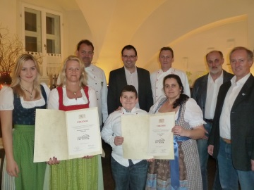 Annika, Karin und Uwe Gll, MdL Martin Schffel, Tom-Leon, Thomas und Alexandra Gll, Roland Kastner und Roland Koffmane in der Arzberger Bergbru