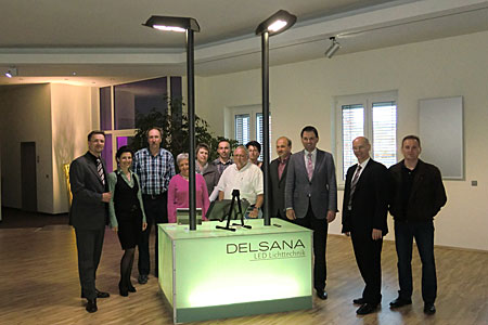 Inhaber Bernd Lippert mit Ehefrau (links), Landtagsabgeordneten Martin Schffel (3. von rechts), sowie die Stadtrte Elisabeth Kathan, Rdiger Lang und Hans-Peter Baumann in den Empfangsrumen der Firma Delsana. 