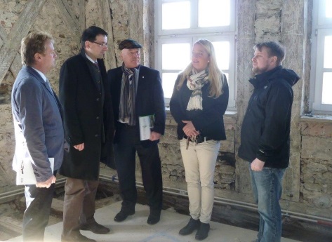 Peter Fischer, Martin Schffel, Peter Winter, Herbergsleiterin Katharina Hupfer und Stephan Mller (von links) machen sich gemeinsam ein Bild von der Baustelle auf der Burg Hohenberg