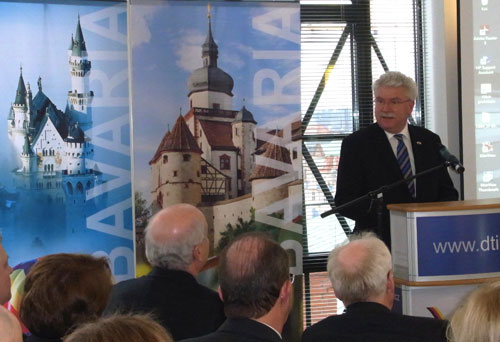 Bayern ffnet die Tren fr tschechische Investoren: Wirtschaftsminister Zeil erffnet Wirtschaftskonferenz in Prag