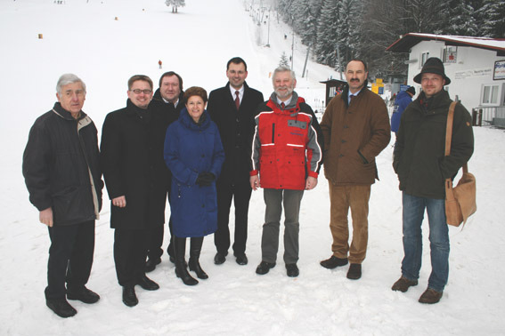     Brgermeister und CSU-Landtagsbgeordnete aus drei Landkreisen trafen sich in Mehlmeisel, mit dabei waren Winfried Pfahler, Leiter des Forstbetriebs der Bayerischen Staatsforsten (2. v. re.) und Roland Ledermller vom Waldinformationszentrum (rechts );