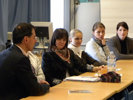     Landtagsabgeordneter Martin Schffel nahm sich bei seinem Besuch in der Sigmund-Wann-Realschule Wunsiedel viel Zeit fr die Fragen der Schlerinnen aus der Abschlussklasse 10c.