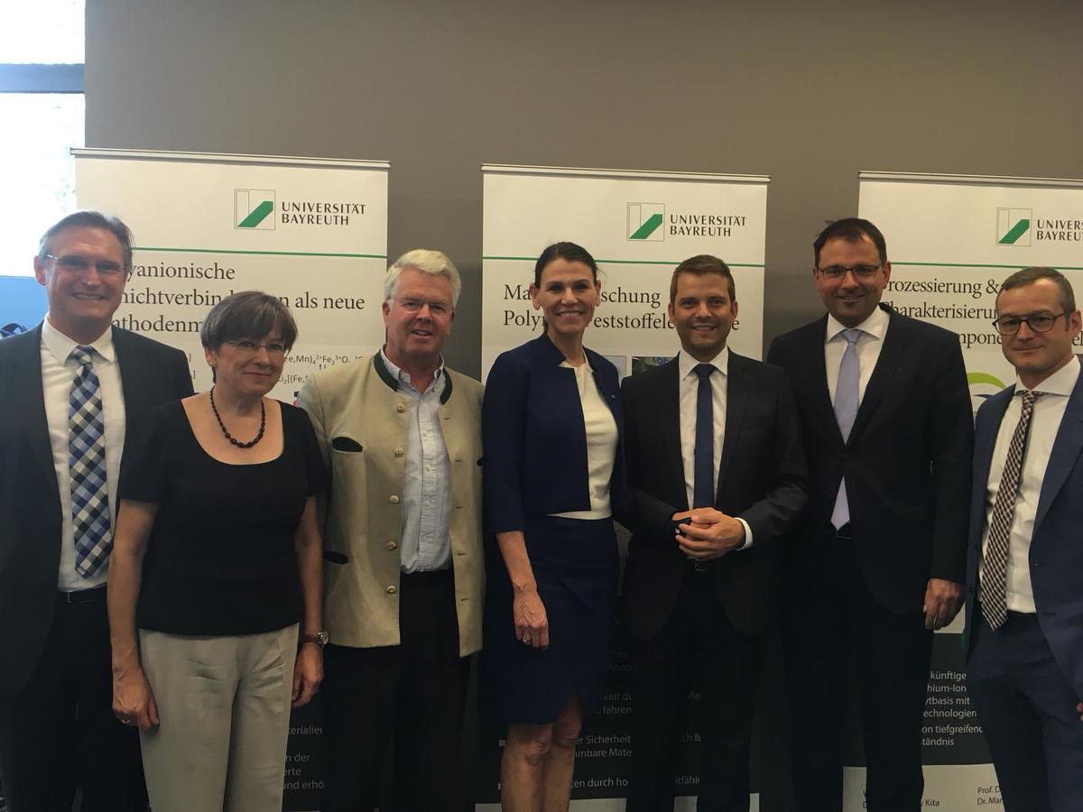 Der frhere Bayreuther OB Dr. Michael Hohl, Regierungsprsidentin Heidrun Piwernetz, MdL Ludwig von Lerchenfeld, Staatsministerin Prof. Dr. Marion Kiechle, Prof. Dr.-Ing. Michael Danzer, MdL Martin Schffel und SWW-Geschftsfhrer Marco Krasser.