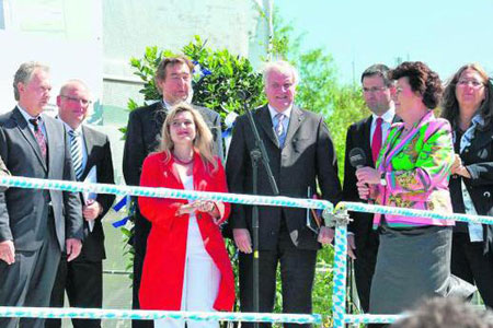 Landrat Dr. Karl Dhler, Stadtrat Oliver Weigel, Professor Gnther G. Goth, Vorsitzender des Bildungswerks der Bayerischen Wirtschaft, Staatssekretrin Melanie Huml, Ministerprsident Horst Seehofer, Landtagsabgeordeter Martin Schffel, Oberbrgermeisteri